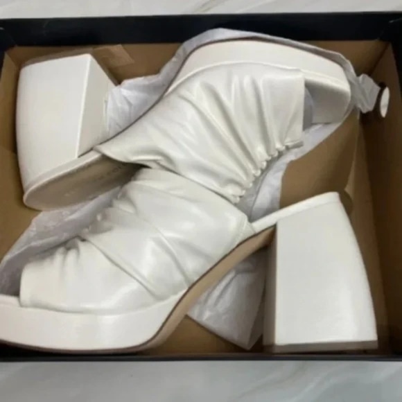 NWT Kenneth Cole New York Womens Anika Block Heels Slip On Sandals White Size 10 - Picture 2 of 4